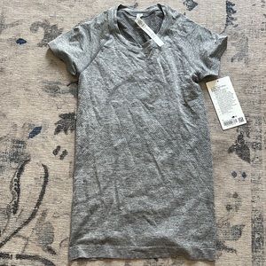 Lululemon swiftly tech tee size 4